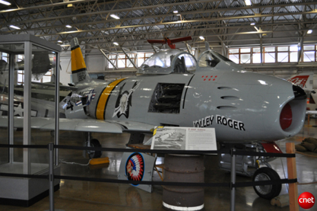 　この「XF-86 Sabre」は、乗員1名で、926マイル（約1490km）の飛行が可能だった。1947年に、米空軍初の後退翼戦闘機となった。水平飛行では音速にあと少しで到達する速さであり、急降下時には音速を超えることができた。同博物館によれば、1950年からは、Sabreは米空軍の前線戦闘機とみなされていたという。

　朝鮮戦争中、Sabreは旧ソ連の「MiG-15」と交戦し、多大な名声を博した。Sabreは操作性と上昇速度で劣っていたにもかかわらず、撃墜対被撃墜比率が10：1でMiG-15を上回ったとされている。