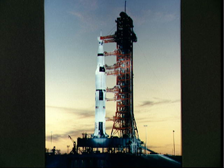 　Apollo 8号は、巨大なSaturn V型ロケットに宇宙飛行士を乗せた初めてのミッションでもあった。この写真では、ケネディ宇宙センターにある第38複合発射施設の発射台Aに配置されている。