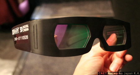 　イベントは3D映像が流せる都内の映画館で行われ、オリジナル3Dムービーも上映された。その際使ったのがこの眼鏡。大口氏によると、もともとダイムラーが自動車の設計用に作った技術をDolbyが採用したのだそうだ。
