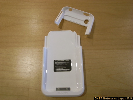 　mophie juice pack airを使用するときは、写真のように一部を取り外してから、iPhoneを入れる。