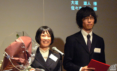 　breathing articleをデザインした佐々木麻美氏（左）と大塚雄人氏（右）。佐々木氏は「純粋に自分が持ちたい携帯電話をデザインした」と語る。なお、2人には賞金200万円と賞状、トロフィーが贈られた。
