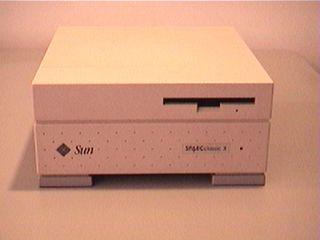 　「SPARCclassic X」も「ランチボックス型」で、安価なX端末としての使用を目的とした機種だった。基本的には頭脳部がないSPARCclassicで、EPROMに手を加えて簡単に通常のSPARCclassicの動作に戻せる。これも「とりあえず持っておく」ために、中古品を15ドルで購入。
