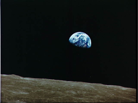 　Apollo 8号の月周回軌道から見た印象的な「地球の出」は、瞬く間に1960年代、環境運動、宇宙時代を象徴する写真となった。