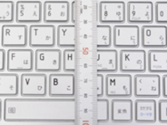 フォトレビュー「東芝 dynabook UX」--19mmピッチのキーボードを備えたネットブック