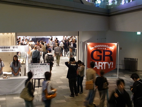 　リコーは10月9日、2005年10月に販売を開始したコンパクトデジタルカメラ「GR DIGITAL」の発売5周年を記念し、ユーザーイベント「GR PARTY」を開催した。東京・表参道ヒルズで行われたGR PARTYには、雨天にもかかわらず多くのユーザーが訪れた。

　表参道での撮影ワークショップが行われたほか、記念モデルなど歴代GRの展示、関連グッズの即売コーナーなどが設置され、賑わっていた。