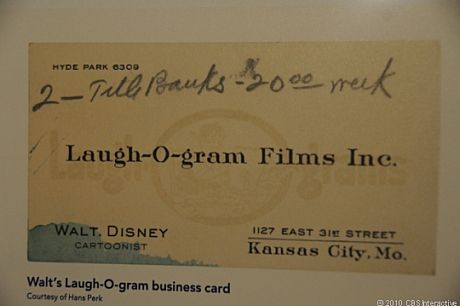 　1921年から1922年にかけて、Walt Disney氏と、そのパートナーUb Iwerks氏、Hugh Herman氏、Rudy Ising氏などは、「Laugh-O-Grams」というワンリールのアニメーション映画を6本制作した。記念館の説明によると、このシリーズは「古くから伝わるおとぎ話を元に、ジャズエイジの笑いの要素を盛り込んだものだった」という。「熱意にあふれた若きアーティストたちは、新しい作品を作るごとに成長し、作品を洗練させ、実にさまざまなグレーの色調を使いその他の高度な技巧を凝らして、これらの映画を美しく飾った」（記念館の説明）

　この写真に写っているのはLaugh-O-GramsでのDisney氏の名刺。同社は望みの薄い配給契約をいくつか結んだ後、資金難に陥った。