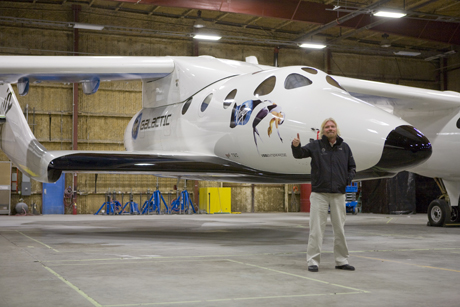 　英国のVirgin Galacticが、同社の商用宇宙船「SpaceShipTwo」の実機画像を初公開した。SpaceShipTwoは、一般市民を宇宙に連れていくことを約束している宇宙船で、米国時間12月7日には「Virgin Space Ship（VSS）Enterprise」と命名され、お披露目される。搭乗チケットの価格は20万ドルだが、既に300席分が売れているという。

　乗客を乗せての初飛行は、同機のテストおよび米国政府の許可が下りた後になる予定。
