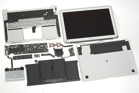 　Appleは2010年10月、第2世代の「MacBook Air」をリリースした。このデザインが新しくなったノートブックには、11インチと13インチの2モデルがある。米CNETの姉妹サイトTechRepublicは、2008年にリリースされたMacBook Air第1世代も分解しており（関連記事：フォトレポート：「MacBook Air」分解--やっぱり中身も薄かった）、2010年モデルを手に入れるのを楽しみにしていた。

　以下ではMacBook Airの13インチモデルを分解していく。

　新型MacBook Airを分解するには、T5ビットとT9ビットのトルクスドライバと、非常に小型のマイナスドライバか、特別なファイブポイント・トルクス・セキュリティ・ビットが必要だ。

　MacBook Airの11インチモデルの分解を紹介した記事にも目を通してほしい。