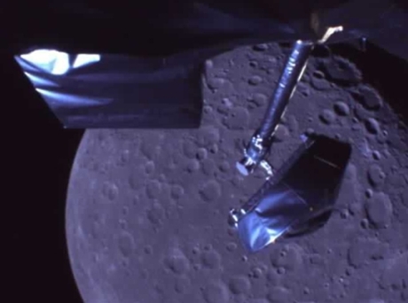 　「かぐや」の高利得アンテナ越しに見える月面。