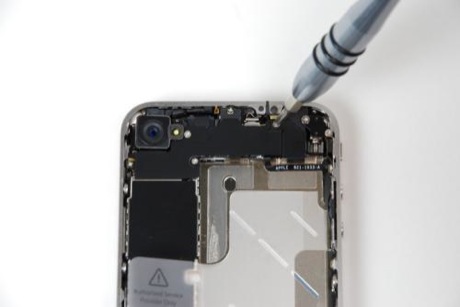 　iPhone 4の上部に移り、黒いシールドを外す。これは、メインロジックボードの一部といくつかのコネクタを覆っている。このシールドを固定しているねじは5本ある。