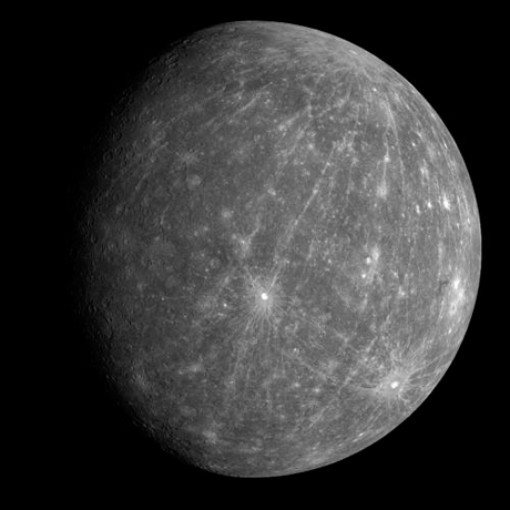 　この壮大な画像は、「MESSENGER」の水星最接近の約90分後に撮影された画像の中で、最初に伝送されてきたものの1つで、遠ざかっていく水星を広角カメラで捉えた画像だ。画像中央の少し南にある明るいクレーターは「カイパー」で、1970年代の「Mariner 10号」ミッションの画像で見つかっていた。カイパーの東から水星のリム（縁）に向かう地域の大部分については、探査機が水星表面のその部分を撮影した画像の中では、この遠ざかっていく水星の画像が初めてのものだ。