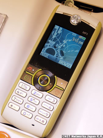 　Motorolaの「MOTO W233」は、カーボンオフセットプログラムを推進する団体「Carbonfund.org」の認定を受けた商品で、生産や輸送で発生した二酸化炭素を、同団体の活動を通じて相殺するという。ボディはペットボトルなどを再生した原料から作られている。また、製品には送料無料で発送できる封筒が含まれており、これを使って購入する前に使っていた携帯電話を無料でリサイクルに出せるとのこと。