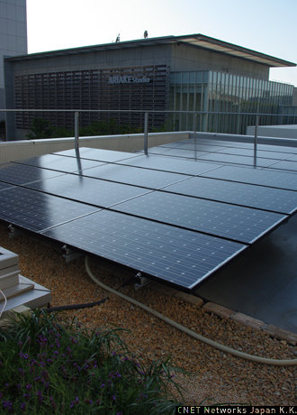　屋上には太陽光発電モジュールを24枚設置。室内には太陽光で発電した直流電力を交流電力に変換するパワーコンディショナーを備えている。