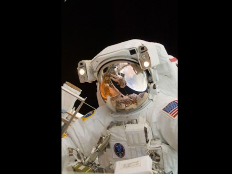　宇宙飛行士Andrew Feustel氏が撮影した自身の姿。ヘルメット前部にはHubble宇宙望遠鏡で作業中のJohn Grunsfeld氏が写っている。

　Feustel氏は、リモートマニピュレータシステムの一端でこの画像を撮影した。