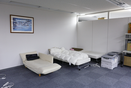 　ミーティングスペースの端には仮眠用のベッドが3つ並んでいる。