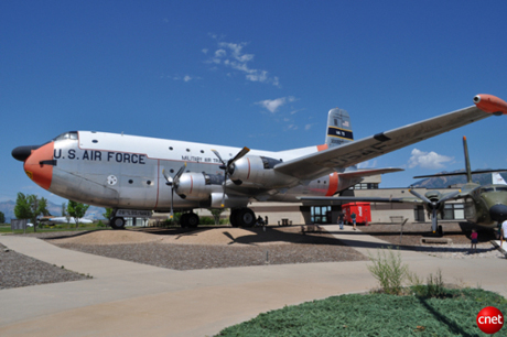 　ユタ州オグデン近郊にあるヒル空軍基地のすぐ外にはヒル航空宇宙博物館があり、さまざまな軍用機の歴史的コレクションを見学することができる。

　この写真は「Douglas C-124C Globemaster II」で、1955年に米空軍に納入されたものだ。乗員8名で、4基の「Pratt & Whitney R-4360」エンジンを搭載し、航続距離は2175マイル（約3500km）、価格が164万6000ドルの同機は、デラウェア州ドーバーの米軍航空輸送部第15輸送航空隊に配備された。

　同機の最大離陸重量は21万6000ポンド（約9万8000kg）、全高は48フィート4インチ（約14.7m）、全長は130フィート（約39.6m）だ。