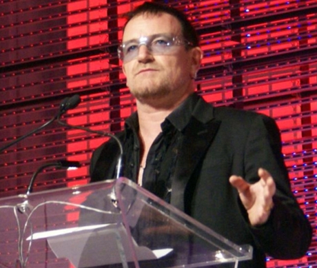 　U2のリードボーカルであるBonoは、VEVOの公開記念パーティでスピーチを行った。同氏は、VEVOの構想を抱いていたUniversal Music Group CEOのDoug Morris氏とGoogle CEOのEric Schmidt氏を引き合わせ、VEVOの立ち上げに大いに貢献した。