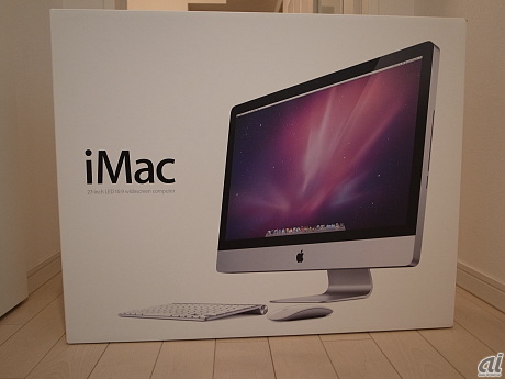 　箱から取り出したところ。“iMac”の文字が入っている面が「表」か。