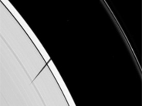 フォトレポート：土星が映し出すさまざまな影--探査機「カッシーニ」の新たなミッション
