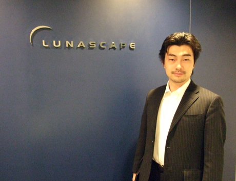 　代表取締役兼CEOの近藤秀和氏。学生時代に作ったLunascapeから現在のビジネスがスタートした。