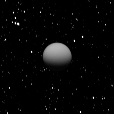 　土星食のときのタイタン。タイタンは直径5150kmで、最大の土星衛星だ。