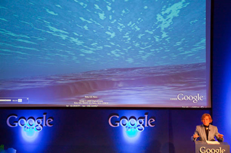 　Earle氏は壇上で、Google Earthを使い、イルカの視点で海中を探索できることを紹介した。