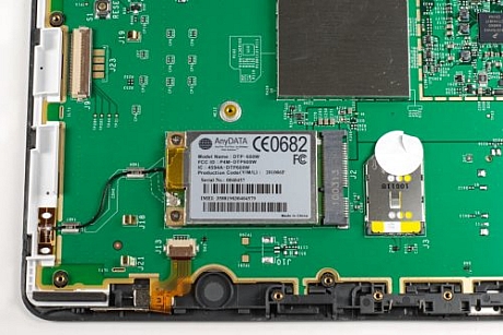 　Kindle DXは、無線接続のために、AnyDATA製「DTP-600W」HSPA PCI Express Mini Cardモジュールを使用している。AnyDATAの資料によれば、DTP-600Wは「世界中で、トライバンドUMTS 850/1900/2100無線ネットワークおよびクアッドバンドGSM/GPRS/EDGE 850/900/1800/1900ネットワークで動作する」という。

　無線モジュールの下にあるのはSIMカードだ。これはオリジナルのKindle DXにはなかった。