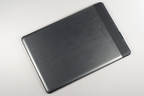 　Kindle DXを分解する最初の手順は、金属のバックパネルの上にあるプラスチックのRFウィンドウを取り外すことだ。