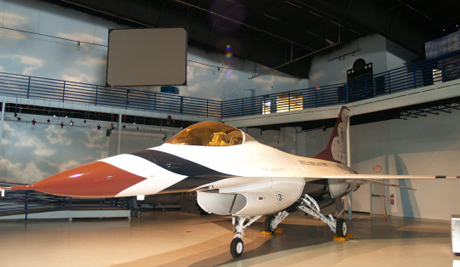 　米国時間5月3日、ロビンス空軍基地に近いジョージア州ワーナーロビンスにある航空機博物館に、「F-16 Fighting Falcon」1機を呼び物とする常設展示がオープンした。このF-16がThunderbirdsで使われていたのは、ThunderbirdsがF-16での飛行を開始した1983年から、より新しいF-16Cに移行した1991年までだ。その後は、テキサス州のシェパード空軍基地で整備訓練機として使われた（オハイオ州デイトンの国立米空軍博物館にも、元ThunderbirdsのF-16が展示されている）。最初の実戦配備用F-16Aは1979年1月に米空軍に納入されている。