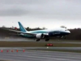 ビデオ：初飛行するボーイング新型機「787 Dreamliner」