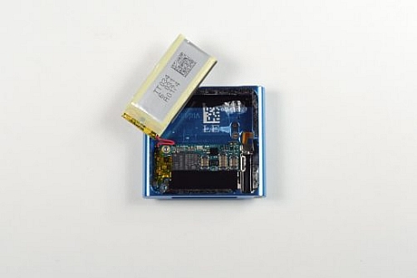 　第6世代iPod nanoでは、第4世代iPod shuffleと同様、バッテリがロジックボードにはんだ付けされている。バッテリとエンクロージャとは接着剤で固定されているが、バッテリやケーブルを傷つけずにはがすことができた。
