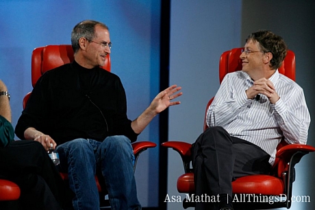 ライバル関係を象徴する2人：Steve Jobs氏とBill Gates氏

　IT業界でライバル関係にある最も有名な企業と言えば、MicrosoftとAppleだろう。しかしこの2社はライバル関係にあると同時に、古くからのフレネミー（表面上は友好的な関係）でもあるのである。今回のフォトレポートでは、両社による素晴らしいコラボレーションの成果を10個選んで紹介する。