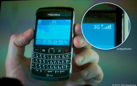 　この点を証明するため、Jobs氏はその他のデバイスでも同様の現象が発生することをデモで明らかにした。写真は「Blackberry Bold 9700」。
