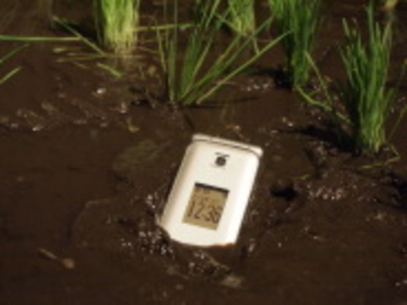 泥も埃も気にせず使えるシニアケータイ--NTTドコモ、防水・防塵「らくらくホン6」発売