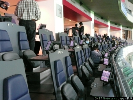 　シスコゾーンは1塁側の5階にあり、座席数は128席。各シートにはタッチパネル式のディスプレイが備え付けられるとともに、PC電源や無線LANが使えるようになっている。料金はペアで1万5000円だ。
　シスコゾーンはシスコシステムズが提供。同社は米国で「Cisco Connected Sports」というビジネスを展開している。野球場などの競技場にITシステムを導入することで、競技場に新しい収入源をもたらし、従来とは異なるスポーツの楽しみ方をファンに提供できる点を売りにする。