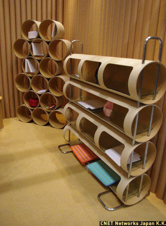 　こちらのシェルフで使われている素材は紙。紙の町で知られる静岡県富士市のブランド「cuiora」が手がけた作品だ。このほか、紙で作られたバッグや一輪挿しなども展示されていた。
