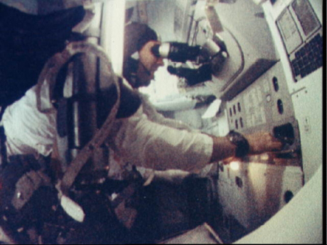 　司令船の操縦士であるLovell氏が、宇宙船内のガイダンスとナビゲーションのステーションで作業しているところ。