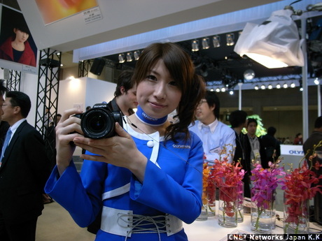 　オリンパスブースは、最新のデジタルカメラをズラリとそろえる。実際に手にとってさまざまな撮影が行える。同社のCMキャラクターとしておなじみの浅田舞さんが撮影したフォトなども多数展示されている。