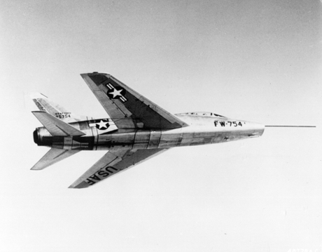 　1956年から1969年までの間にThunderbirdsが使用していた航空機は「F-100 Super Sabre」だった。米空軍はSuper Sabreを「水平飛行で音速（時速760マイル（約1223km））より速く飛行できる（空軍）初の実戦配備の航空機」と説明している。