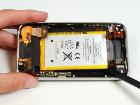 　Appleは、3G Sでバッテリ寿命を改善したと言っている。バッテリは、3.7V、4.51Whrとなっている。これにより1219mAhが得られることになる。3Gでは1150mAhだった。わずか6％の増加だ。