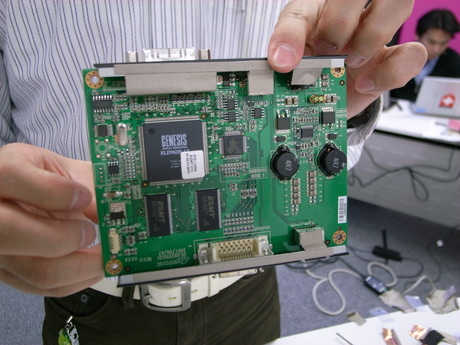 　メイン基板。PCから送られてくるビデオ信号の制御、USB、主電源の制御を行っている。