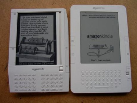 　初代Kindle（左）とKindle 2（右）。