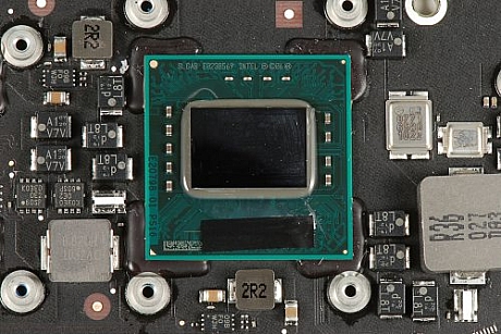 　分解したMacBook Airに搭載されていたIntel Core 2 Duo 1.86GHz CPUのコアには、判別可能な表示はなかったが、チップの緑色の基板上には表示があった。
