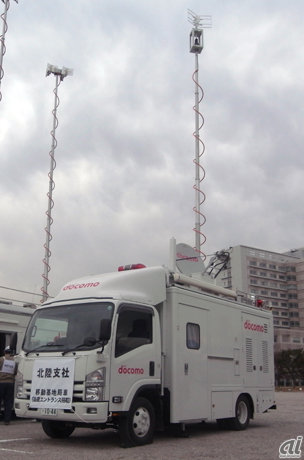 　基地局と伝送路がともに被災した際に出動する「衛星エントランス搭載移動基地局車」は、人工衛星を経由することで通信を確保する。10月の台風18号発生時には、和歌山県で初めて運用された。現在、5台の車両が全国で運用されている。