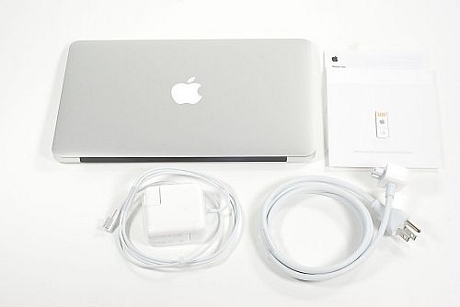 　箱の中には、MacBook Air本体、45W MagSafe電源アダプタ、電源コード、製品説明書、ソフトウェア再インストール用ドライブが入っている。