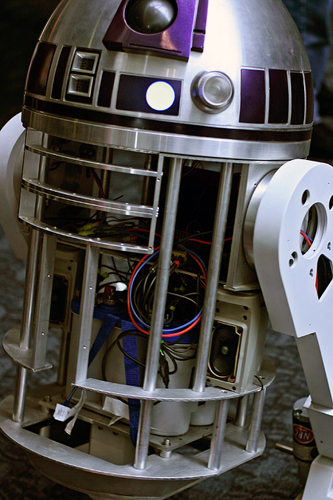 ヤッター！

　R2-D2 Builders' Groupはいつも人気のパネルだ。2009年は、手製のR2-D2の1体のケースを外し、ファンや興味津々の子供たちに無線操縦のドロイドがどのように組み立てられているかを見せた。