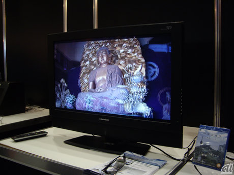 　日本国内で現在唯一一般販売しているヒュンダイの3Dテレビ。偶数ラインを左目、奇数ラインを右目で認識することによって映像を3D化する。視聴するには専用のメガネが必要になる。会場では、3Dテレビのほか、3D立体映像が収録された3D対応テレビモニタ版Blu-ray Disc「3D JOURNEY 旅する映像 鉄道シリーズ」の視聴ができた。