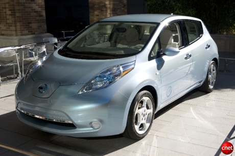 　2010年末までに米国で発売が予定されている日産自動車の電気自動車（EV）「リーフ」。同社は、米CNET Newsの本社に同車を持ち込み披露した。

　リーフは、5人乗りハッチバック。航続距離はフル充電で160km以上。米国においては通勤に適した自動車といえるだろう。