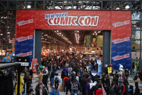 　ニューヨークのジェイコブ・ジャビッツ・コンベンション・センターで開催の「New York Comic Con」を米CNET記者が取材し、フォトレポートとしてまとめた。

　同イベントは、コミックブックのみならず、ビデオゲーム（新作だけでなくビンテージ作品も）、コミック、玩具、コレクターズアイテム、映画を集め、そして、当然ながら、主に男性客、そのなかでも若い男性客に向けた宣伝活動であふれている。

　興味深いのは、会場の多くを占めているのは、EA、Atari、Activisionなどのビデオゲームのデモや展示である。ゲーム産業は、まったくの不況知らずというわけではないだろうが、費用のかかる会議場の大部分を占めることができる最後の分野といえるだろう。