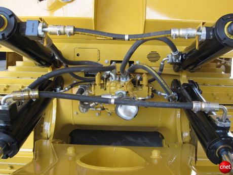 　D7Eの後部リッパを制御する油圧パイプ。同じような油圧システムが前部のブレードを制御する。油圧システムは、油圧ピストンに代わる同等の効率的な電気システムがないため、ディーゼルエンジンからの動力に依存している。